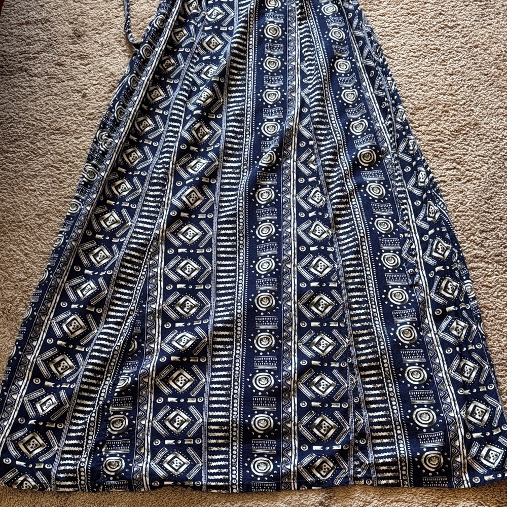 Vintage Blue and White Sleeveless Patterned Maxi Dress with Scoop Neck. - Picture 4 of 10